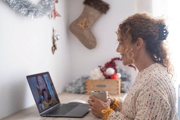 Adultos fazem videochamada no computador durante o feriado de Natal