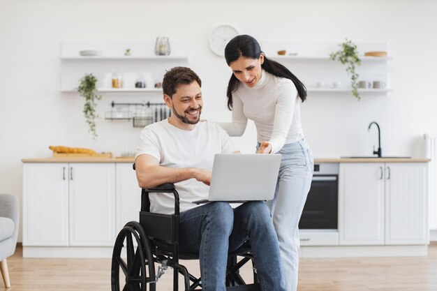 Adultos felizes navegando em páginas da internet enquanto se recuperam depois de um acidente em casa