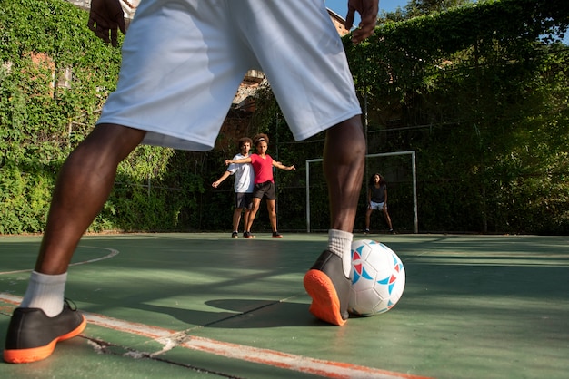 adultos jogando futebol