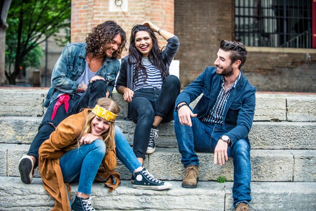 Adultos jóvenes al aire libre