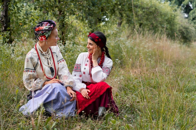 Foto adultos jóvenes vistiendo traje de danza folclórica