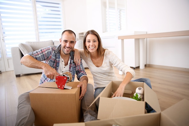 Foto adultos jovens que se deslocam em nova casa