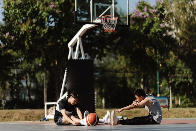 adultos masculinos preparándose antes del entrenamiento que ayuda a reducir el dolor muscular y disminuir