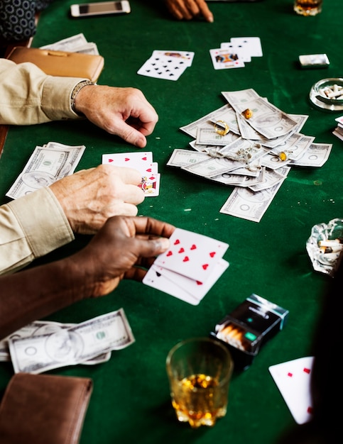 Adultos socializando y jugando a las cartas.