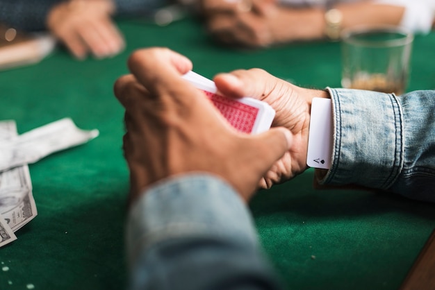 Adultos socializar y jugar a las cartas
