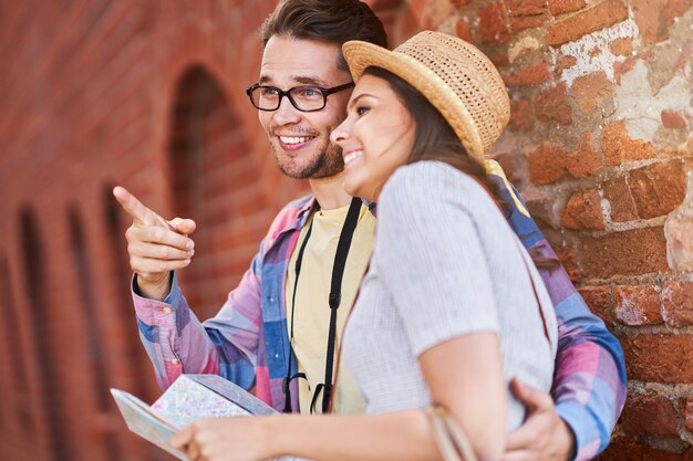 Foto adultos turistas felices haciendo turismo en gdansk, polonia en verano