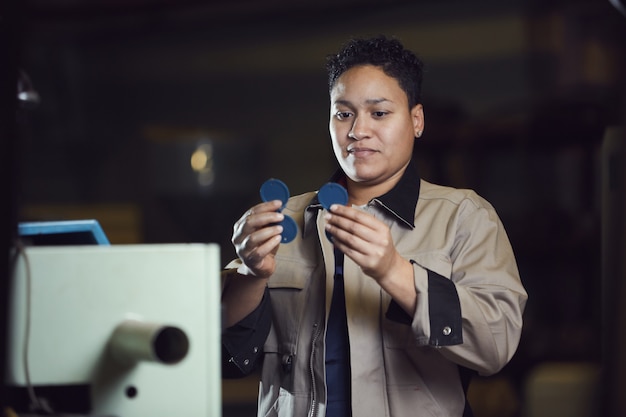 Adut Frau arbeitet in der Fabrik