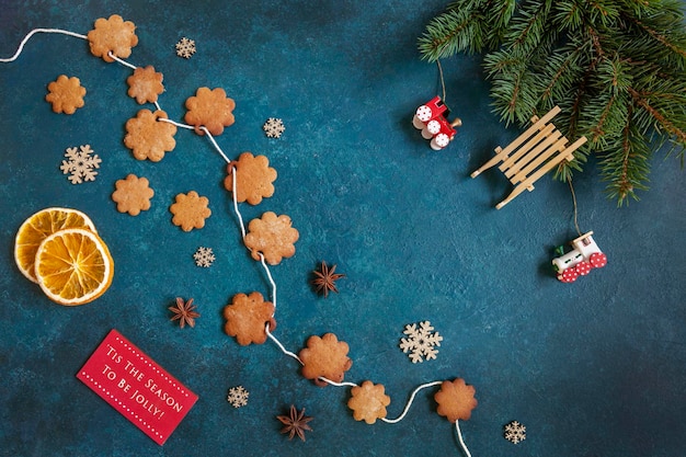 Advent, Weihnachten und Neujahr hausgemachte Backen, Lebkuchen auf blauem Hintergrund. Ansicht von oben, Nahaufnahme.