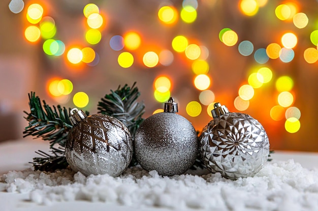 Advento abstrato Natal fundo decorações de inverno enfeites bolas no fundo com neve e ...