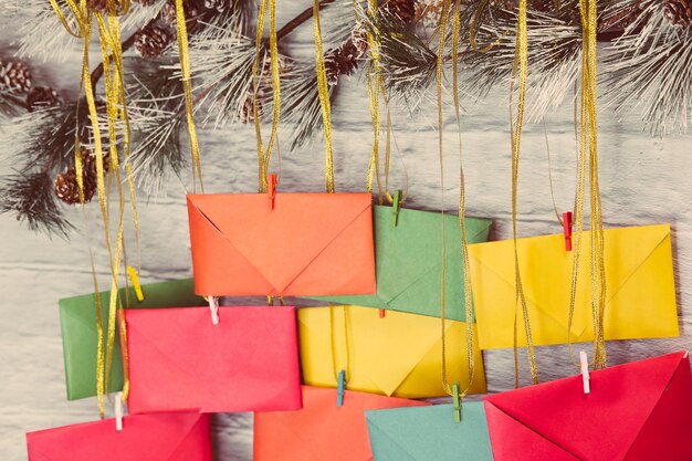 Adventskalender auf dem Hintergrund einer Backsteinmauer. Bunte Umschläge von Hand gefertigt.