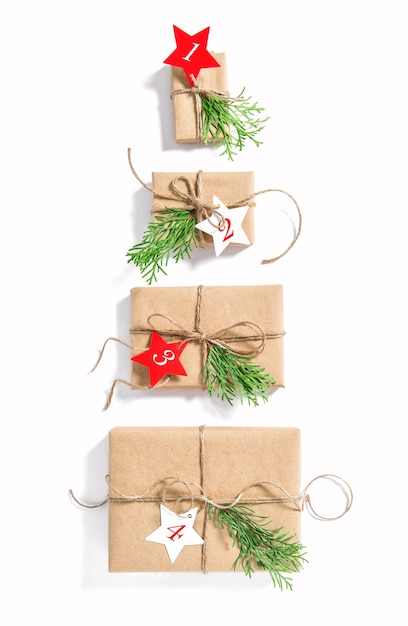 Adventskalender für den Weihnachtsbaum. Zero Waste Geschenkboxen auf weißem Hintergrund