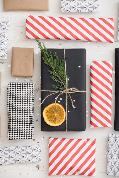 Adventskalender Weihnachtsgeschenke in gestreiftes Bastel- und schwarzes Papier eingewickelt und dekoriert