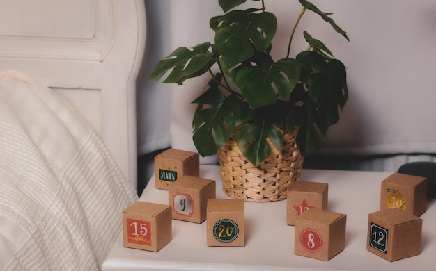 Adventskalenderboxen mit Zahlen auf dem Nachttisch