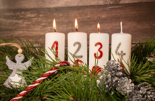 Foto adventskranz mit drei brennenden kerzen