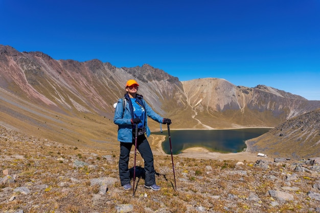 Adventure Girl está observando uma bela paisagem idílica das Montanhas Rochosas