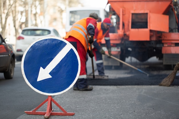 Advertencia calle signo en el sitio de trabajo de carretera.