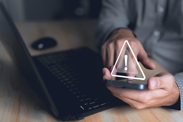Advertencia de piratería informática Alerta de advertencia de sistema pirateado en portátil Concepto de seguridad cibernética El peligro de malware virus ransomware virus virustriángulo señal de advertencia señal de notificación error