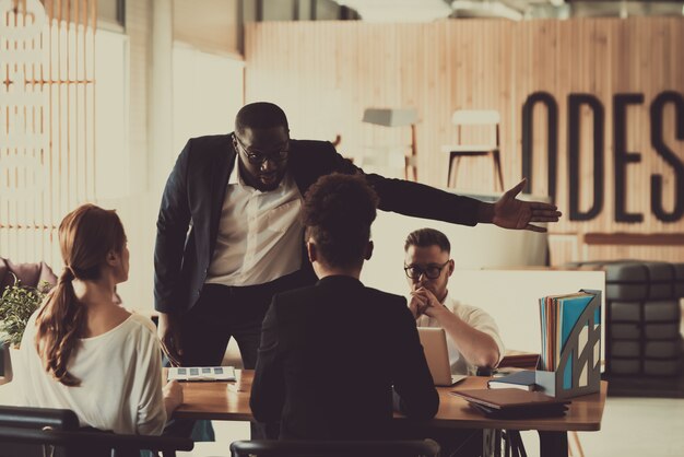 Advogado afro-americano defende direitos de clientes