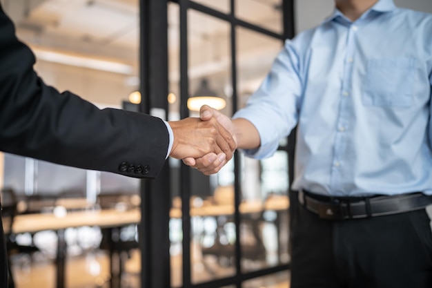 Advogado Conselheiro jurídico Empresário apertando as mãos com sucesso fazendo um acordo mans handshake Conceito de reunião de parceria de negócios