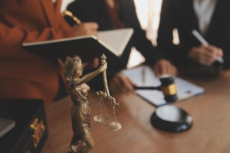 Foto advogado conselheiro jurídico empresário brainstorming informações sobre detalhes do acordo contratos comerciais em livros de processamento jurídico para precisão em documentos contratuais investimento financeiro conjunto