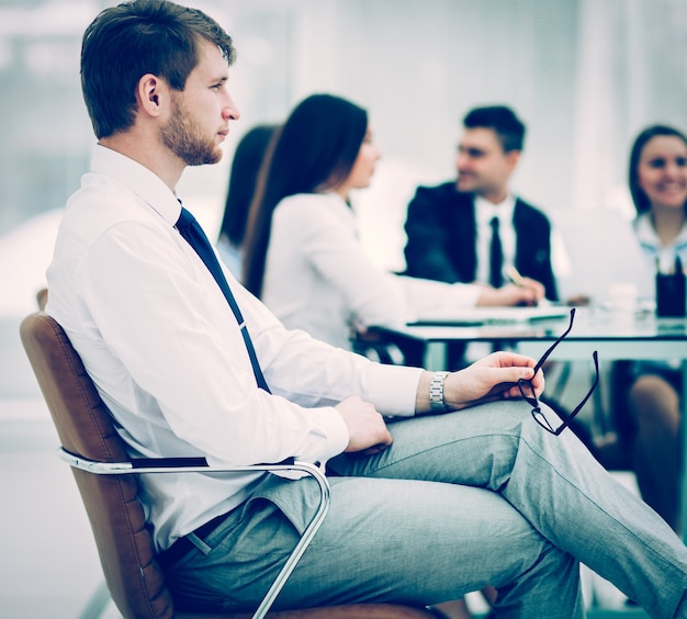 Advogado da empresa no fundo da reunião de trabalho da equipe de negócios. a foto tem um espaço vazio para o seu texto