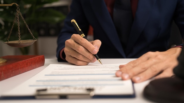 Advogado do sexo masculino que trabalha com livro de direito Um vínculo jurídico Contrato unilateral Multilateral Contrato não recíproco Inadimplência Obrigação Procuração Defesa de uma prescrição Decreto judicial