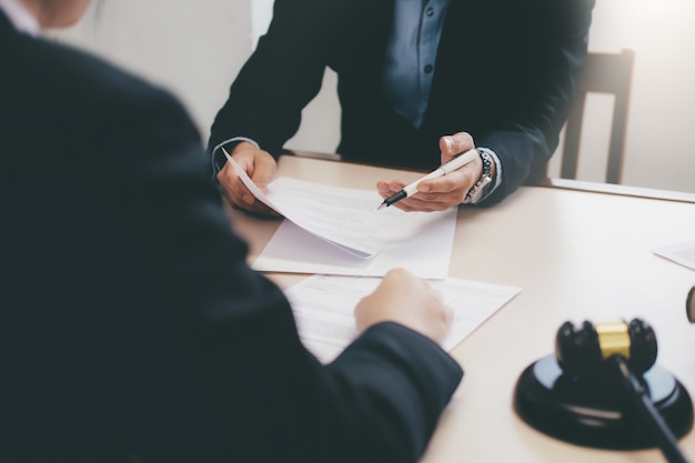 Advogado e advogado tendo reunião de equipe no escritório de advocacia