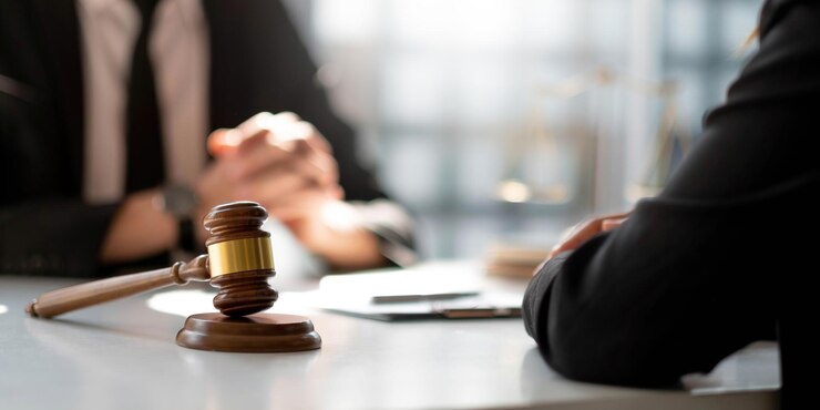 Advogado ou juiz masculino consulta tendo reunião de equipe com o conceito de serviços jurídicos e jurídicos do cliente empresária