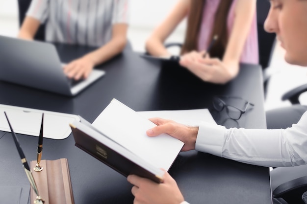 Advogado tendo reunião no escritório