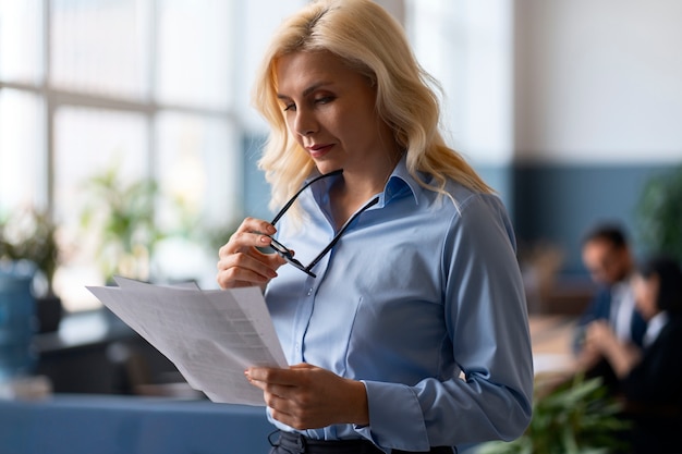 Advogados a trabalhar no escritório