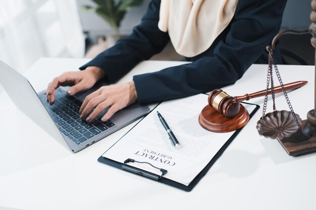 Foto advogados ou advogados muçulmanos discutindo um acordo contratual mulheres de negócios bem-sucedidas têm um contrato em vigor para proteger a sua assinatura de acordos modestos no escritório