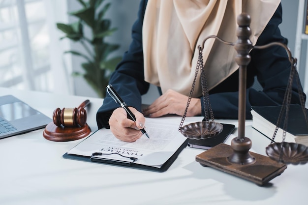 Foto advogados ou advogados muçulmanos discutindo um acordo contratual mulheres de negócios bem-sucedidas têm um contrato em vigor para proteger a sua assinatura de acordos modestos no escritório