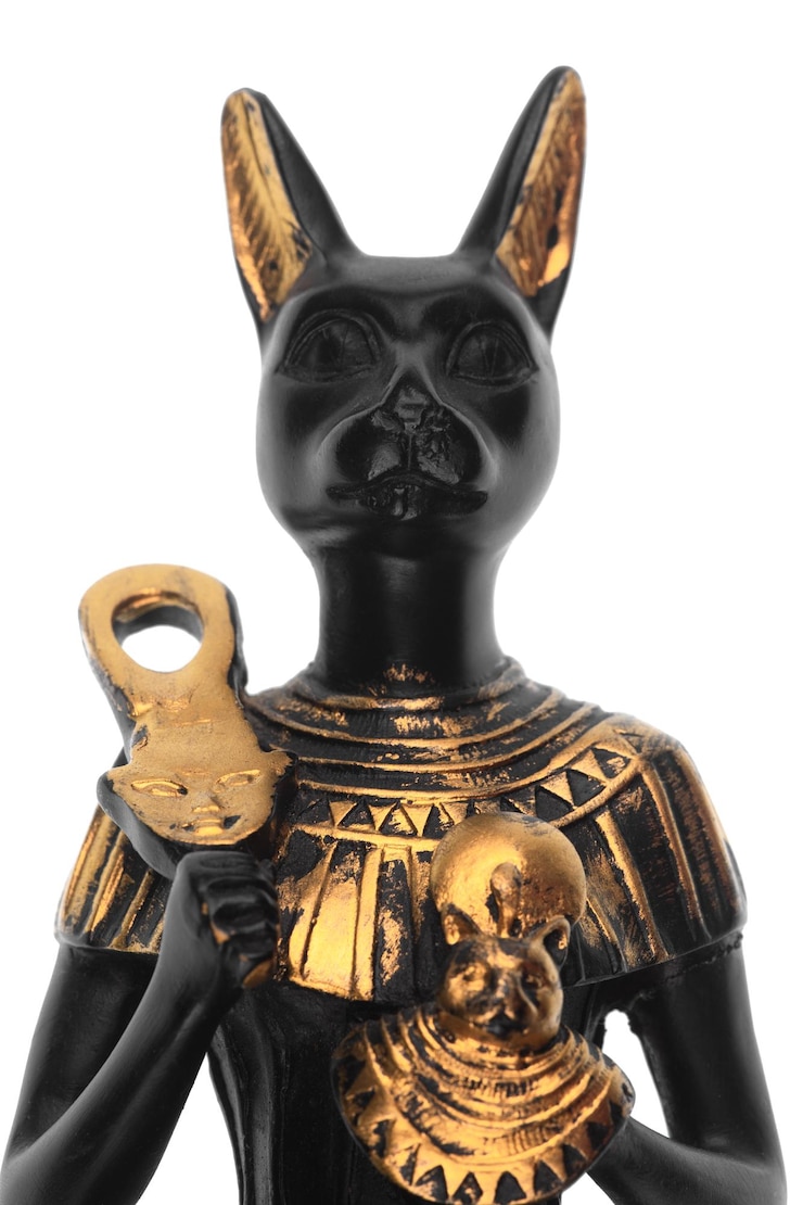 Foto ägyptische göttin katze isoliert auf weißem hintergrund