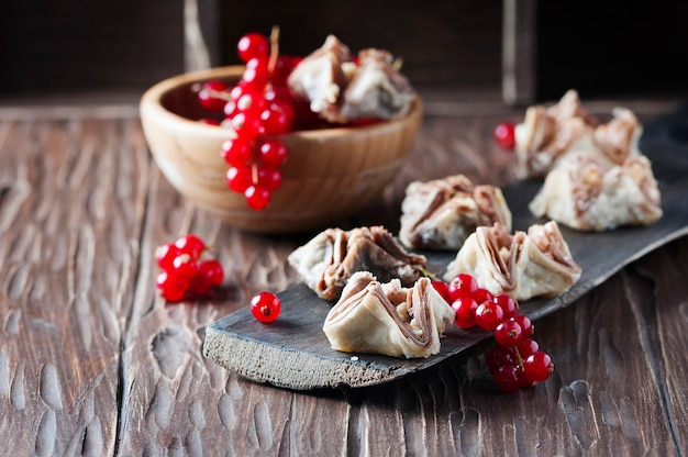 Ägyptisches Baklava mit roter Johannisbeere