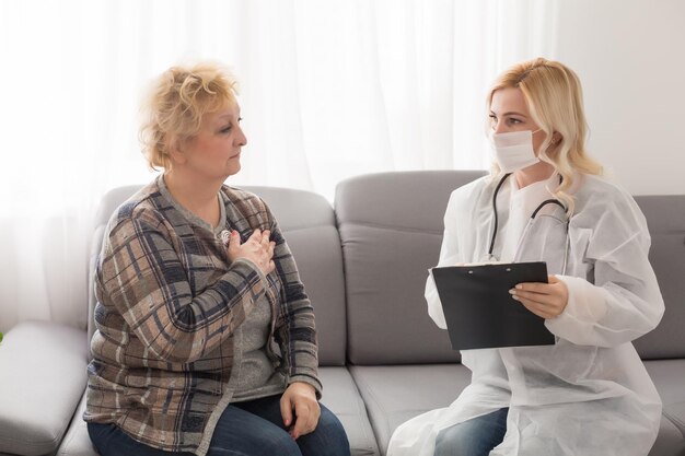 älter Patient und Arzt lächeln