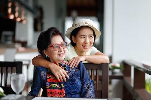 Ältere asiatische frau mit tochter, die im urlaub zusammen entspannt.