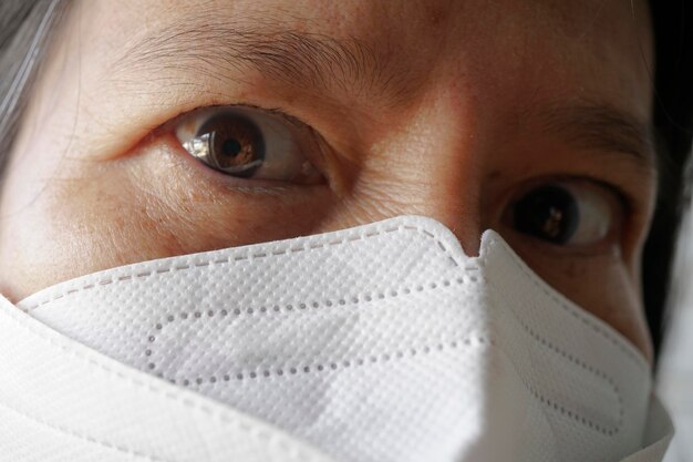 Foto Ältere asiatische frauen, die masken tragen