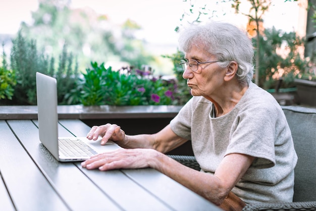 Ältere Frau benutzt Computer im Café