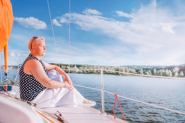 Foto Ältere frau, die eine yachtreise über dem meer genießt