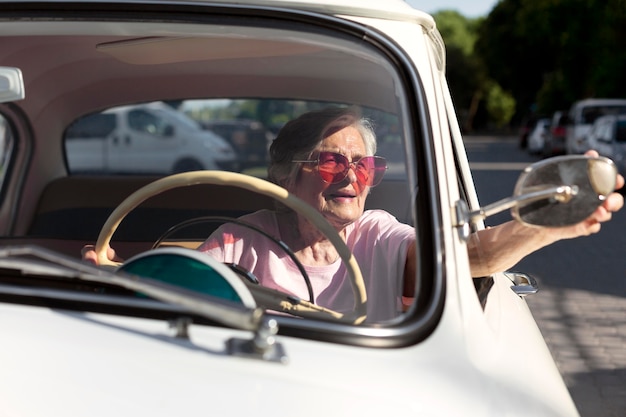 Foto Ältere frau, die mit dem auto reist