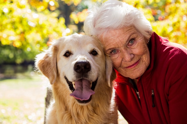 ältere Frau, die mit Hund sitzt