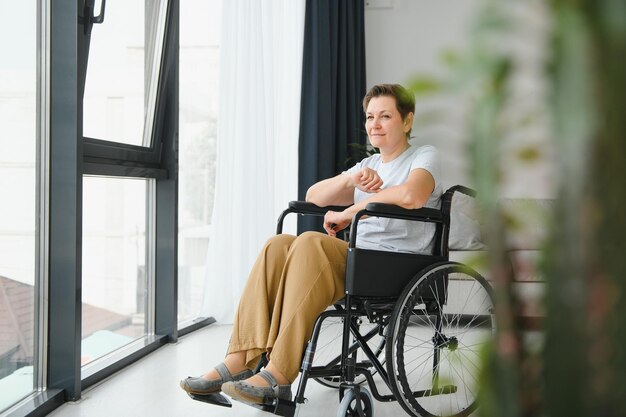 ältere Frau im Rollstuhl