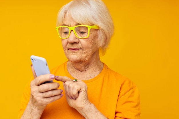 Ältere Frau in lässiger T-Shirt-Kommunikation per Telefon, Nahaufnahme von Emotionen