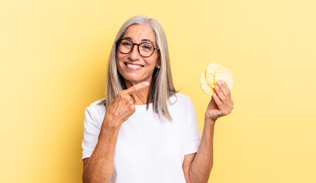 ältere Frau mit grauem Haar. Reiskuchen-Konzept