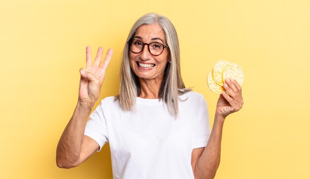 ältere Frau mit grauem Haar. Reiskuchen-Konzept