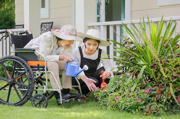 Ältere frau mit tochter im garten im garten