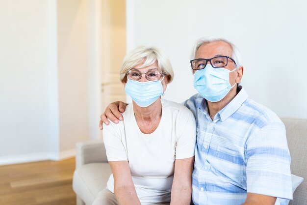 ältere Frau und Mann mit Gesichtsmasken