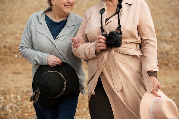 Foto Ältere frauen des smileys mit fotokamera