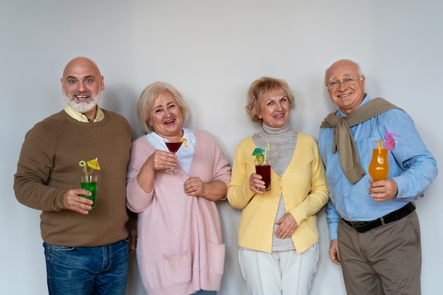 Foto Ältere freunde der vorderansicht, die getränke trinken