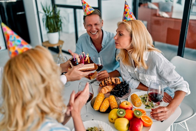 Foto Ältere freunde, die geburtstag feiern